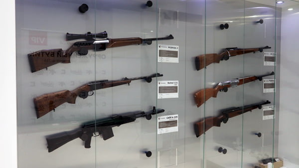 Как купить оружие: посещение оружейного магазина